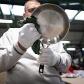 Avec la menace des PFAS, la poêle en inox prend sa revanche