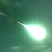 Voir la vidéo de Une boule de feu dans le ciel portugais 