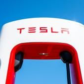 Le robotaxi de Tesla sort de l'ombre, mais pas encore du garage