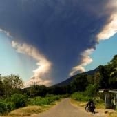 Indonésie : plus d’une vingtaine de vols annulés après l’éruption d’un volcan 