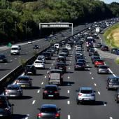 Rouler en chargeant sa batterie : deux solutions de « route électrique » testées en France