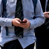 En Australie, Reddit et Kick ajoutés à la liste des réseaux sociaux interdits aux moins de 16 ans dès décembre prochain 