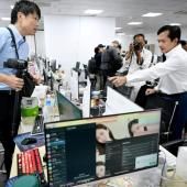 « Me voici, très belle » : derrière les murs d'un centre de cyberarnarque au Cambodge