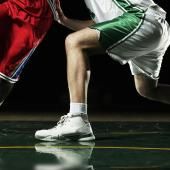 Voir la vidéo de Chaussures de basket : on sait pourquoi ça couine !