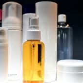 Utiliser moins de cosmétiques fait baisser rapidement la trace de polluants dans le corps, selon une étude 