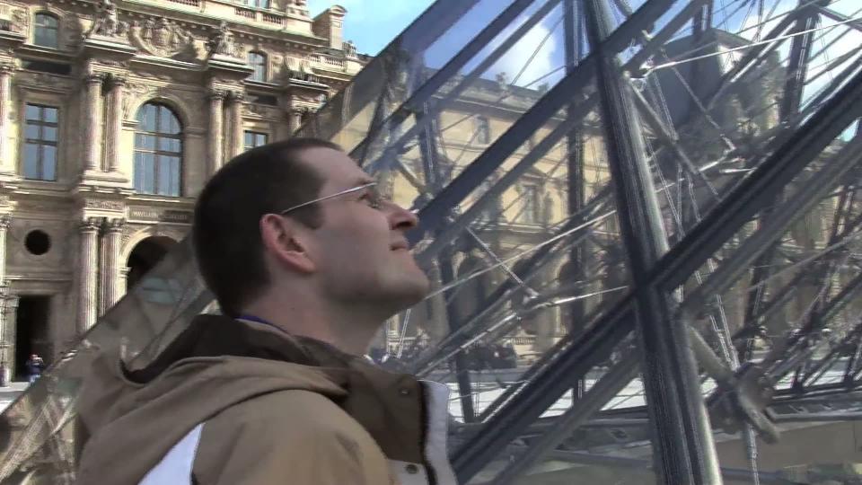 Un physicien à la pyramide du Louvre